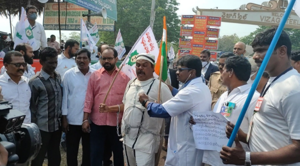 ‘Jail bharo’, Vizag Steel Plant workers protest