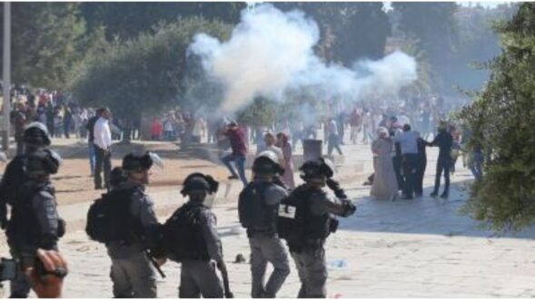 After prayers end, clashes between Palestinians, Israeli police erupts