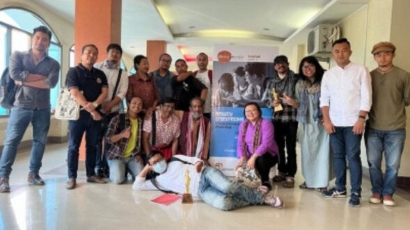4 Manipur entrepreneurs give cash awards to 8 documentary filmmakers