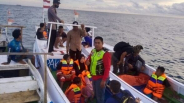 Ship capsizes in Indonesia, search on for 25 missing persons