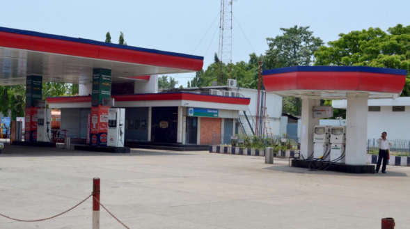 Petrol pump looted of Rs 3.60 lakh