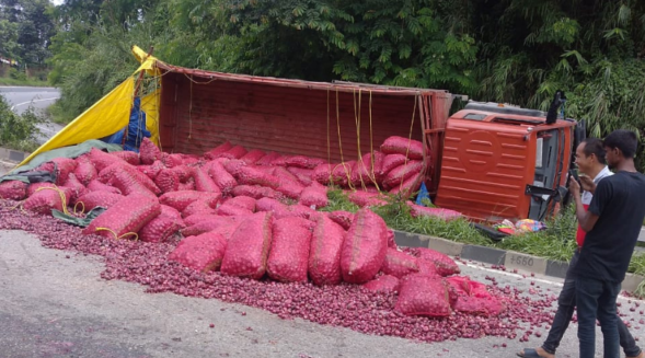 Truck overturns at NH-6