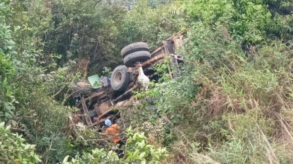 Dumper truck falls into gorge at Langkyrdem, Pynursla