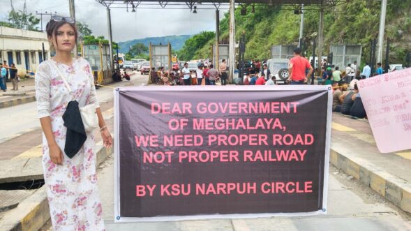 Narpuh residents stage protest against deplorable condition of NH-06