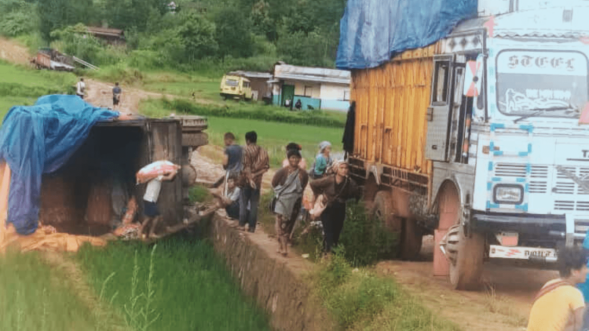Truck carrying food items topples due to bad road condition in WKH