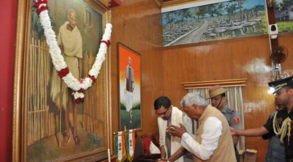 Guv pays tribute to Mahatma Gandhi on his birth anniversary