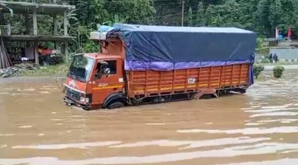 Heavy rainfall disrupts traffic movement at Lumbyrhing, Ri Bhoi
